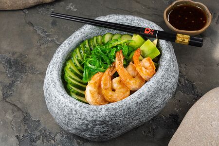 Поке с тигровой креветкой и киноа