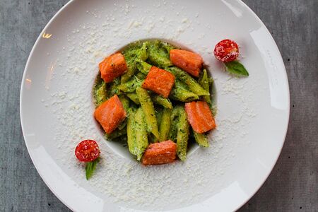 С лососем и шпинатом в сливочном соусе