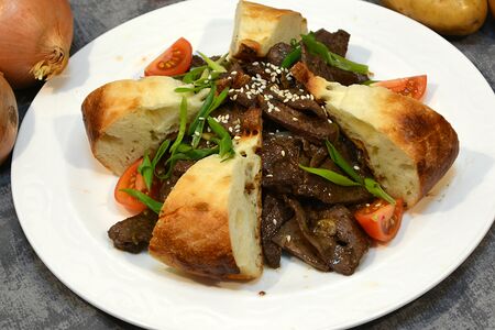 Печень телёнка, жаренная с томатами, зелёным луком и хрустящей лепёшкой