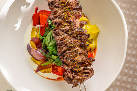 Салат из печеных овощей с сувлаками из говядины