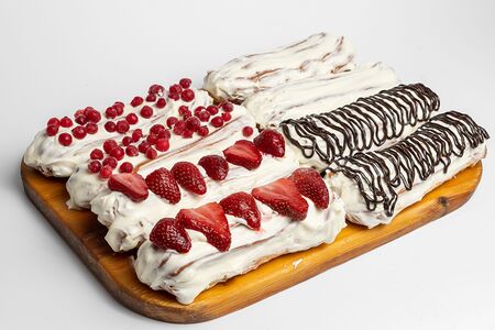 Эклер Клубничный