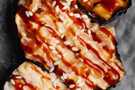 Гункан с лососем