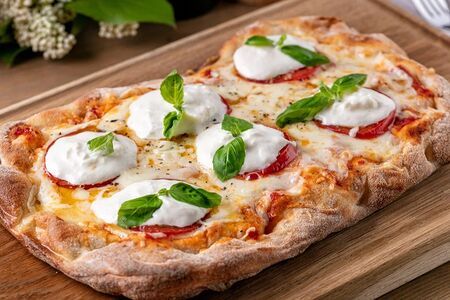 Страчателла, томат и базилик