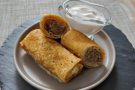 Блины с мясом и сметаной