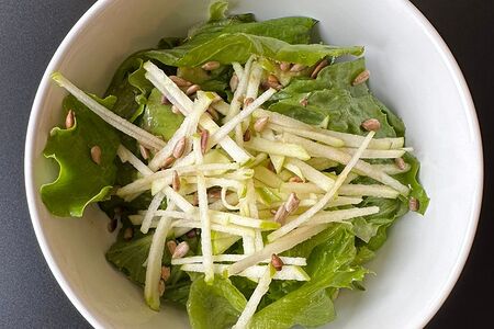 Микс салатов с авокадо и семечками 