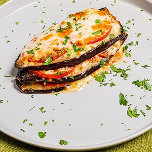 Баклажан, запечённый с моцареллой и томатом