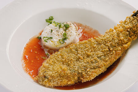 Хрустящий баклажан с кремом из томатов и бурратой