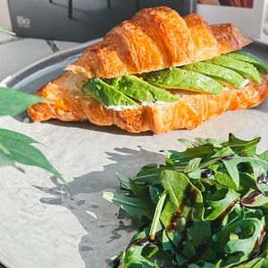 Круассан с авокадо