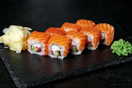 Филадельфия с тобико и авокадо