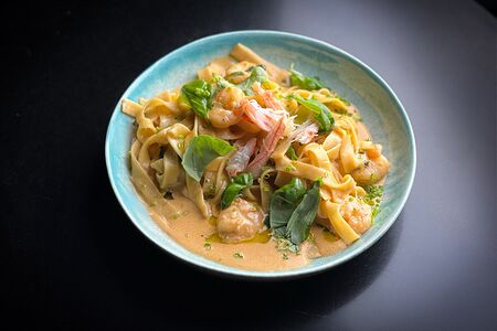 Паста с крабом и креветками с соусом биск, пармезаном и базиликом