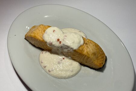 Стейк из семги в сливочно-икорном соусе