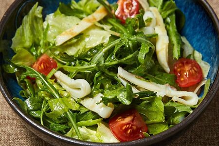 Салат с кальмарами