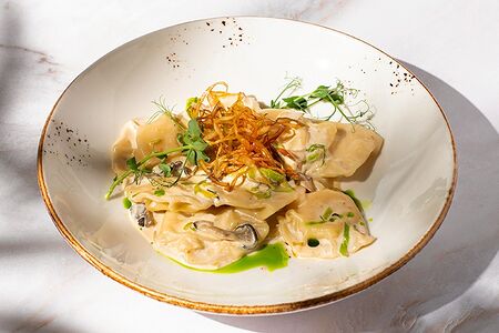 Вареники под грибным соусом