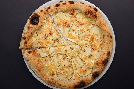 Пицца с медовой грушей и сыром камамбер средняя