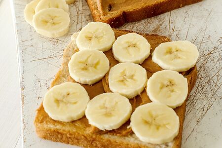 Сэндвич с бананом и арахисовой пастой