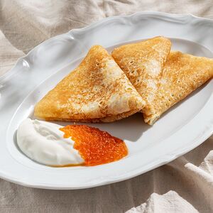 Блины со сметаной и красной икрой 