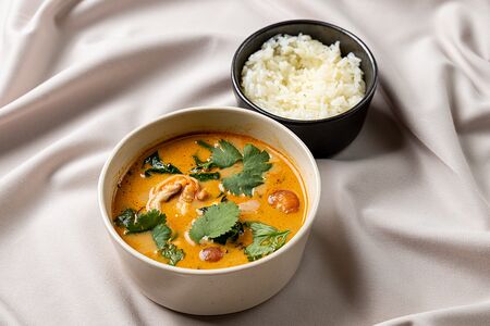 Том ям с морепродуктами