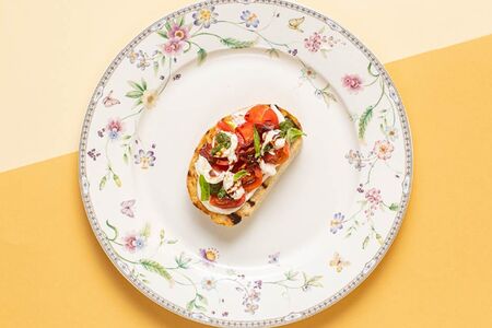 Брускетта с помидорами и сыром моцарелла