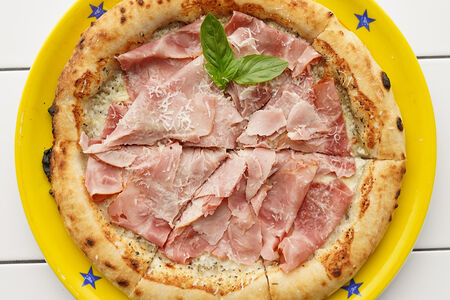 Пицца с ветчиной и трюфельным кремом