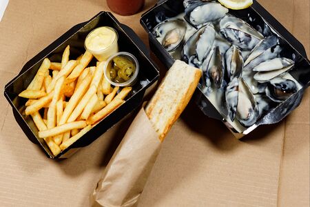 Мидии в сливочно-чесночном соусе с картофелем фри, 2 багета и Черноголовка Кола