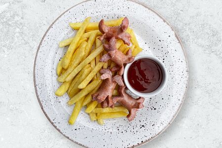 Сосиски с картофелем фри и кетчупом