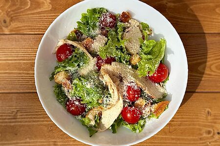 Салат Цезарь с курицей