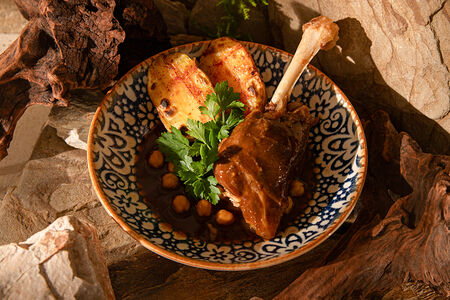 Голень горного барашка с картофелем печеным на углях