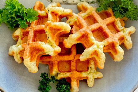 Вафли из цукини с соусом Цацики