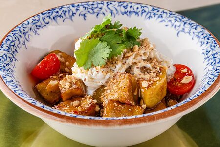 Салат с хрустящими баклажанами и сыром страчателла