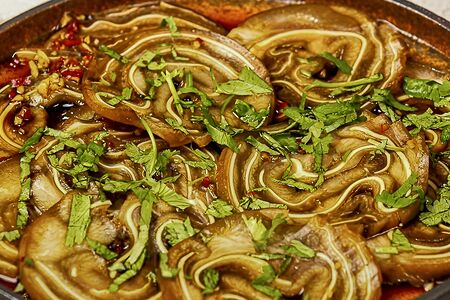 Тонко нарезанный рулет из свиных ушек в устричном соусе