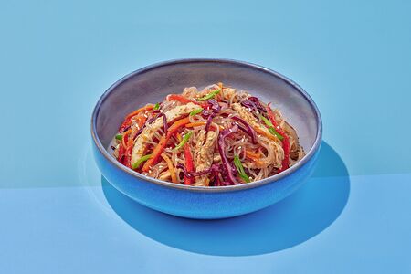 Салат с фунчозой и курицей