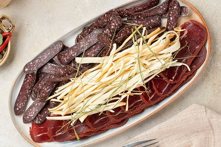 Холодный пивной сет из бастурмы, суджука и копченого сыра