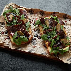 Брускетта с вяленой телятиной