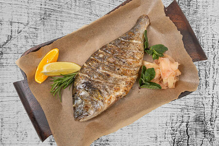 Дорадо жареная на углях