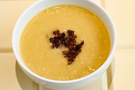 Суп кукурузный с чипсами из бекона