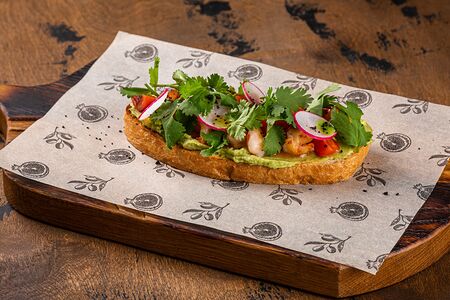 Брускетта с креветкой и гуакамоле