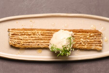 Медовик с взрывной карамелью