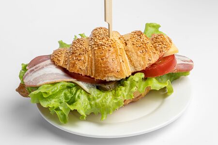 Круассан с беконом