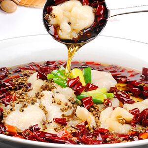 Отварные кусочки карпа с овощами в остром соусе 