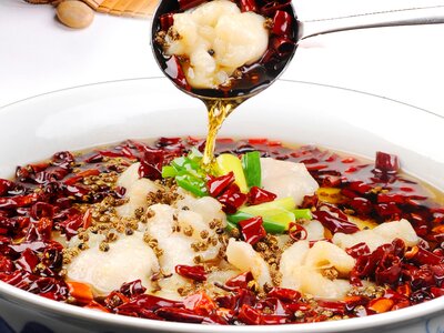 Отварные кусочки карпа с овощами в остром соусе 