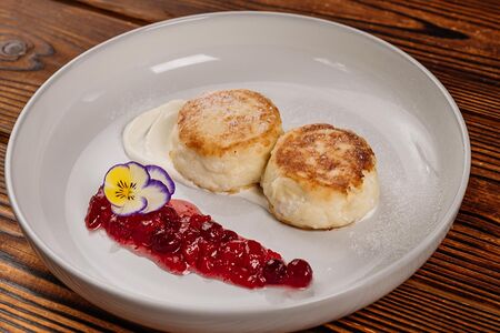 Сырники со сметаной и ягодным конфитюром