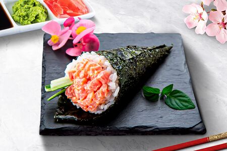 Ручной ролл с тунцом