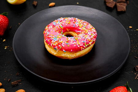 Пончик клубничный