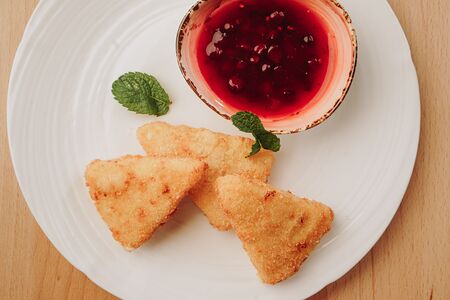 Жареный сыр с соусом из клюквы и черной смородины