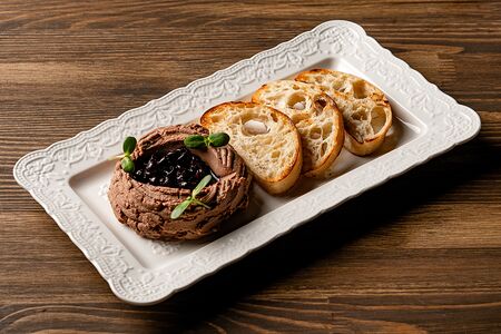 Паштет из куриной печени с вареньем из смородины