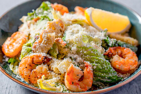 Салат Цезарь с креветками