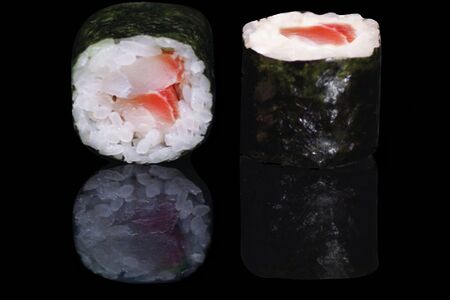 Ролл с жареным окунем