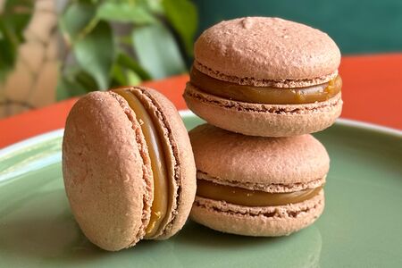 Макарон солёная карамель