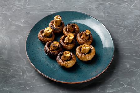 Грибы шампиньоны на углях