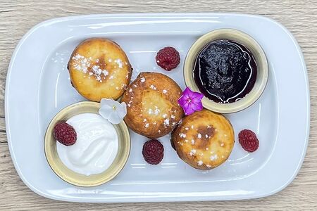 Сырники с клюквенным вареньем и сметаной